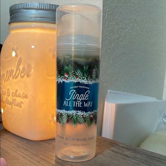 Bath & Body Works jingle all the way - Picture 1 of 3